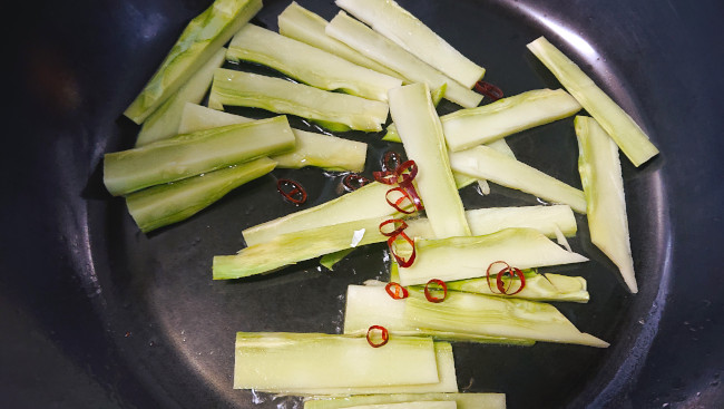 ブロッコリーと乾燥唐辛子を炒める