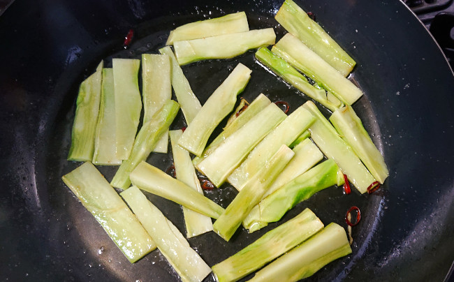 ブロッコリーの茎を炒める
