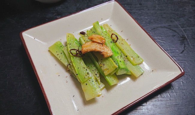 ブロッコリーの茎のペペロンチーノ