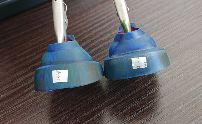 シールの上からトップコートを吹く比較